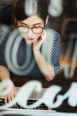 Dizüstü bilgisayar kullanan kadın