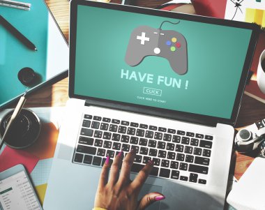 bilgisayar ile çalışan kadın