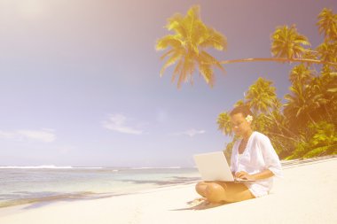 laptop sahilde bir kadınla