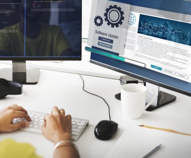 işadamı üstünde bilgisayar yazılım güncelleştirmesi ile çalışma