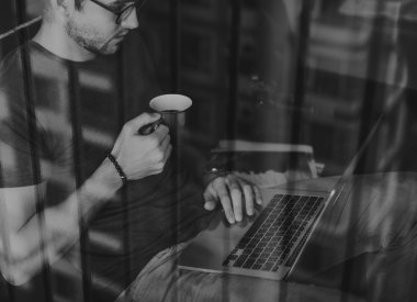 bilgisayarda çalışan adam