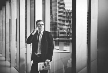 İş adamı telefonda konuşuyor.