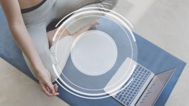 Yoga yapan bir kadın.