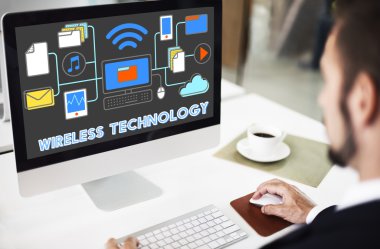 Bilgisayarda çalışan iş adamı