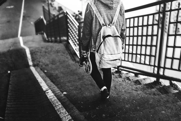 Frau mit Skateboard — Stockfoto