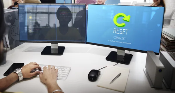 Homem de negócios trabalhando no computador com reset — Fotografia de Stock
