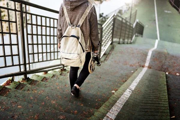 Kvinna anläggning skateboard — Stockfoto