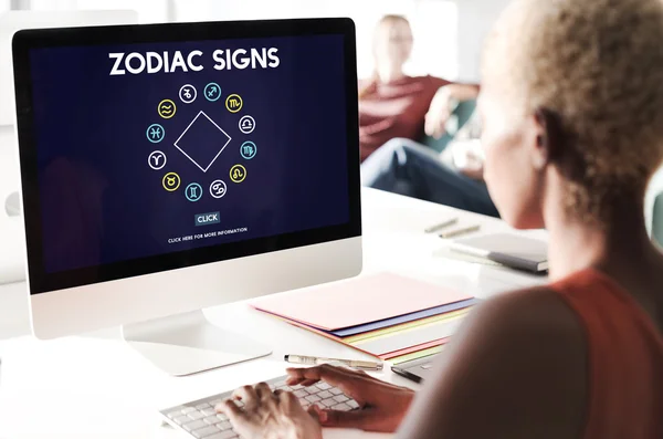 Бизнесвумен, работающая за компьютером с табличками Zodiac — стоковое фото