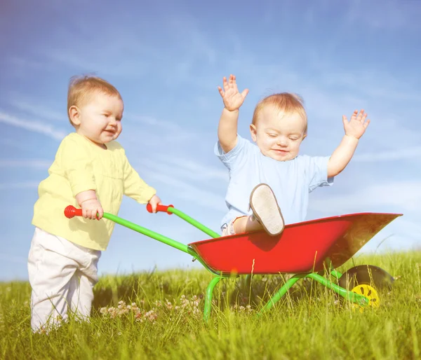 Pikkulapset leikkivät yhdessä — kuvapankkivalokuva