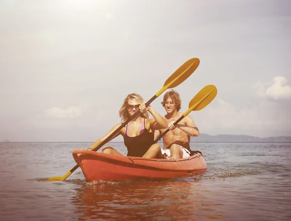 Couple Kayaking on beach — Stock Photo, Image