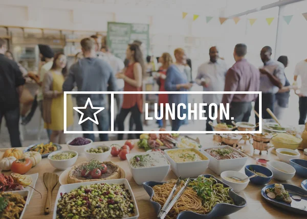 Personas comiendo comida de recepción — Foto de Stock