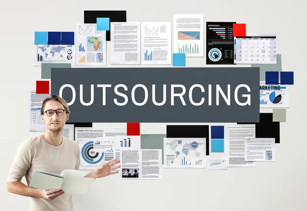 Zakenman werken met outsourcing — Stockfoto