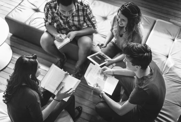 Studenten studieren am College — Stockfoto