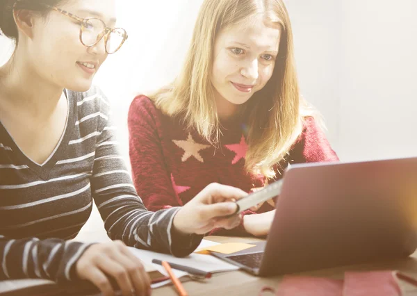 Vrouwen die werken met digitale apparaat concept — Stockfoto