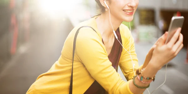 Portret van een vrouw met smartphone — Stockfoto