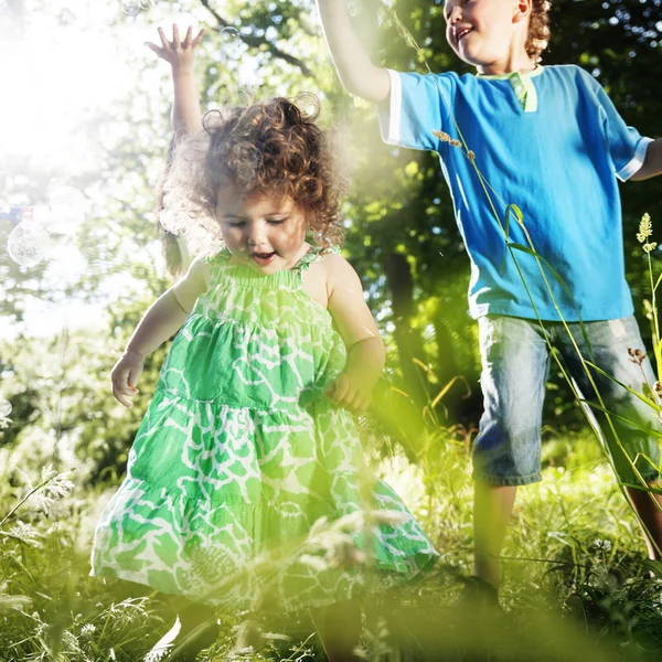 Niños pequeños jugando juntos al aire libre — Foto de Stock