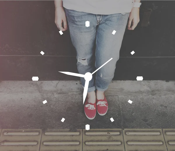 Girl standing near wall — Stock Photo, Image