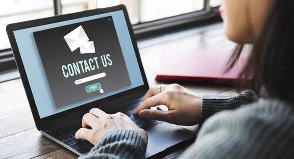 Frau arbeitet mit Laptop — Stockfoto