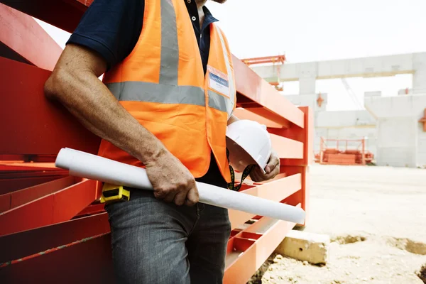 Construcción Trabajador examina dibujos —  Fotos de Stock