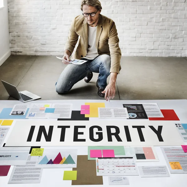 Business man working with integrity — стоковое фото