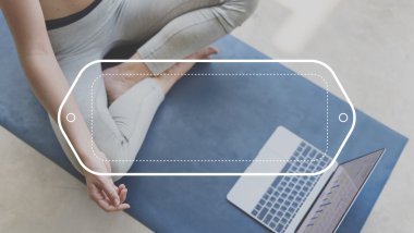 Yoga yapan bir kadın.