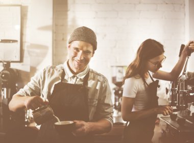 Barista işçi kafede