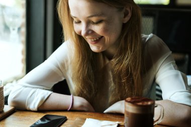 Akıllı telefon kullanan kadın