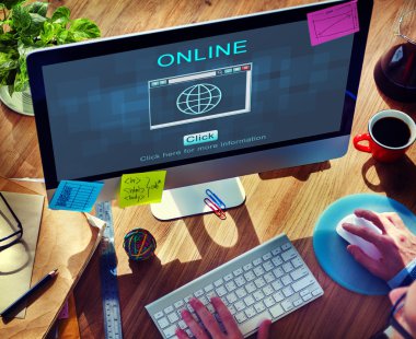 Bilgisayar kullanan adam