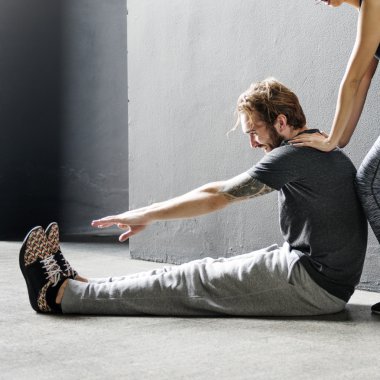 Çift birlikte egzersiz yapıyor