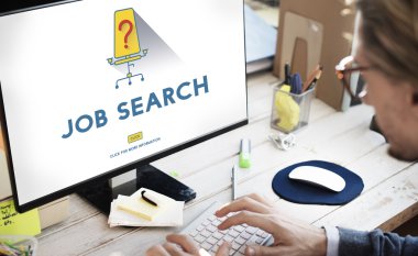 Bilgisayar klavyesinde yazan iş adamı