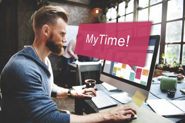 bilgisayarda çalışan adam