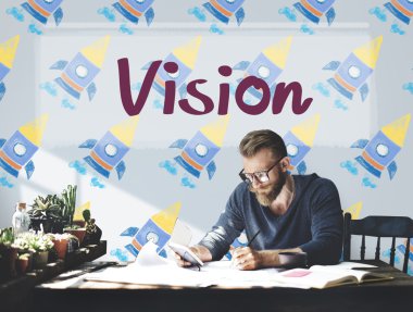 Belgelerle çalışan adam