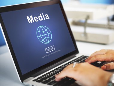 Dizüstü bilgisayar kullanan kadın