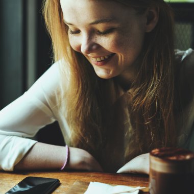 Akıllı telefon kullanan kadın