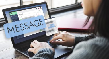 Dizüstü bilgisayarla çalışan kadın 