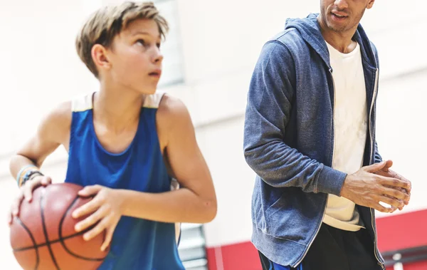Sportsman undervisning pojke spela basket — Stockfoto