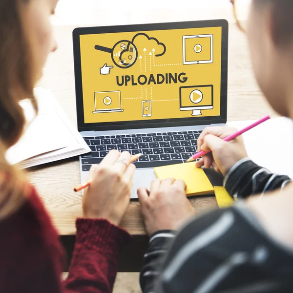 Chicas trabajando con dispositivo digital — Foto de Stock