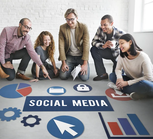 Designer che lavorano con poster e social media — Foto Stock