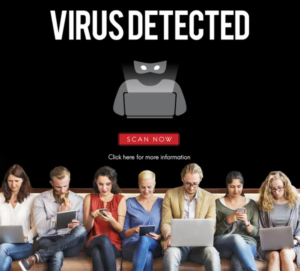 Personnes assis avec des appareils et virus détectés — Photo