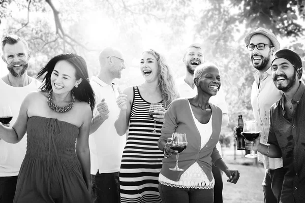 Amigos se divertindo juntos — Fotografia de Stock