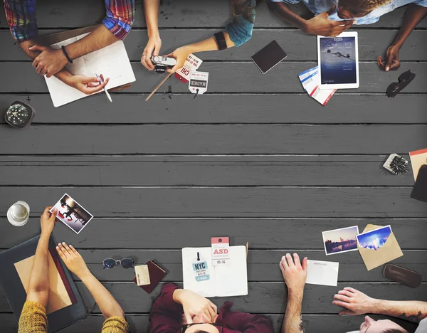 Groupe de personnes assis à table — Photo