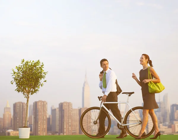 Coppia business con bicicletta — Foto Stock