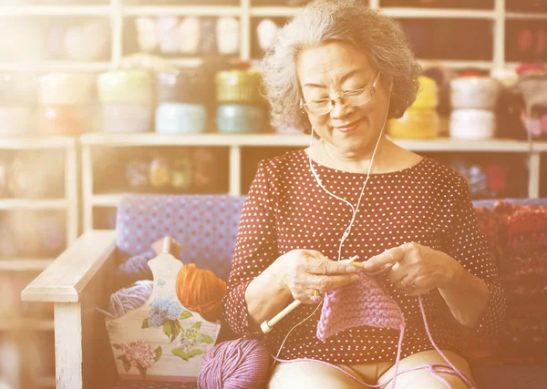 Senior vrouw breien — Stockfoto