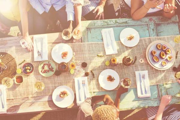 Personas sentadas a la mesa y celebrando —  Fotos de Stock