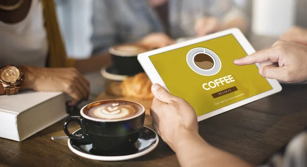 Personas con café y tableta digital —  Fotos de Stock