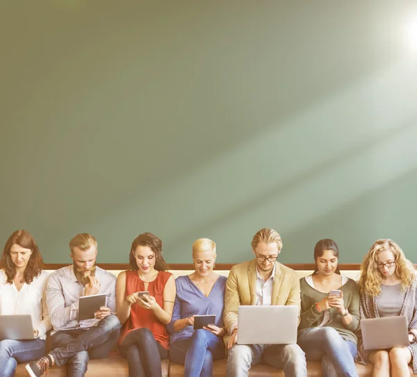 Diversity-Menschen mit digitalen Geräten — Stockfoto