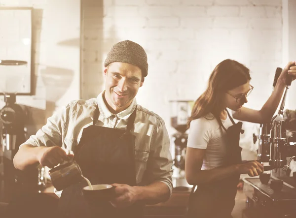 Barista pracowników w kawiarni — Zdjęcie stockowe