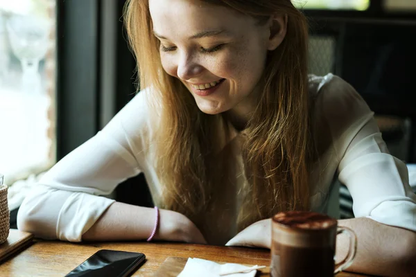 Akıllı telefon kullanan kadın