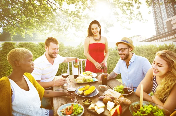 Amigos almoçando ao ar livre — Fotografia de Stock