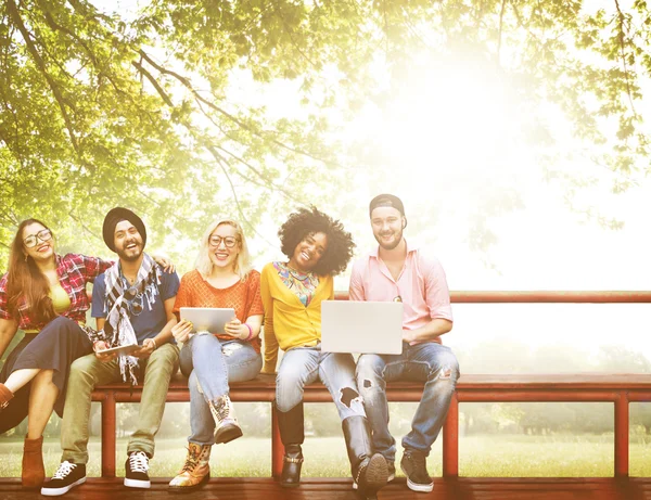 Gruppo di studenti che parlano — Foto Stock